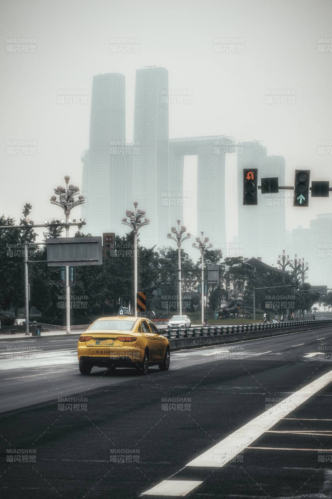 雾中城市 黄色出租车图片