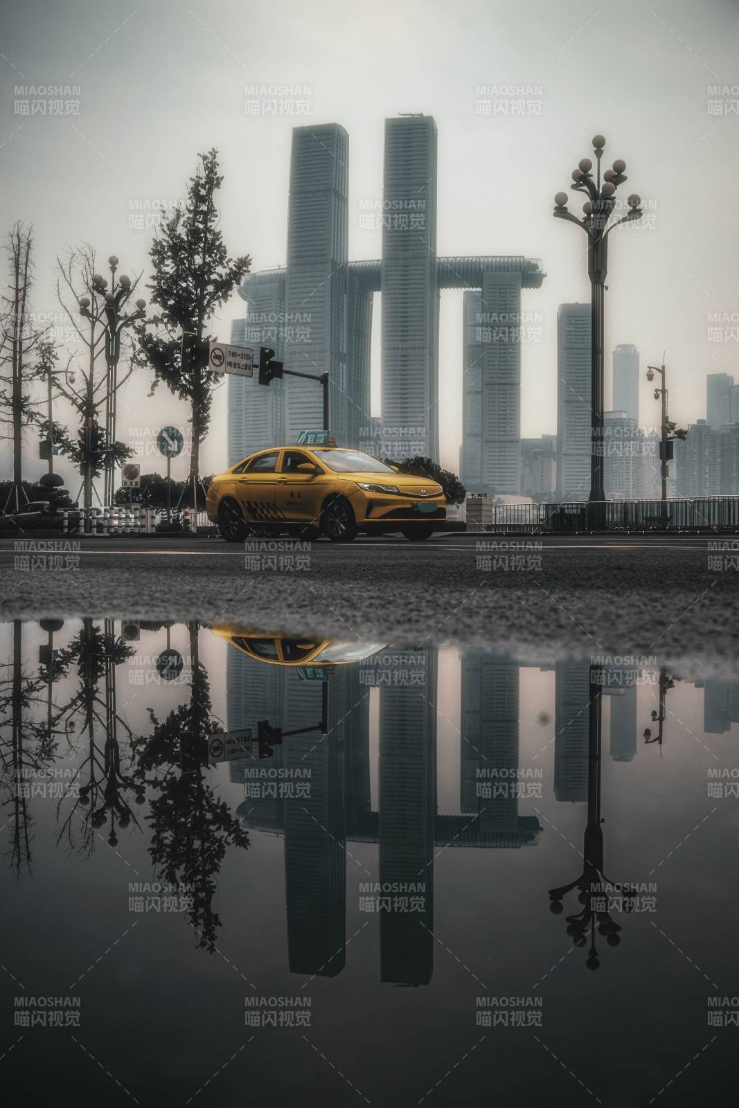 城市倒影中的黄色出租车图片