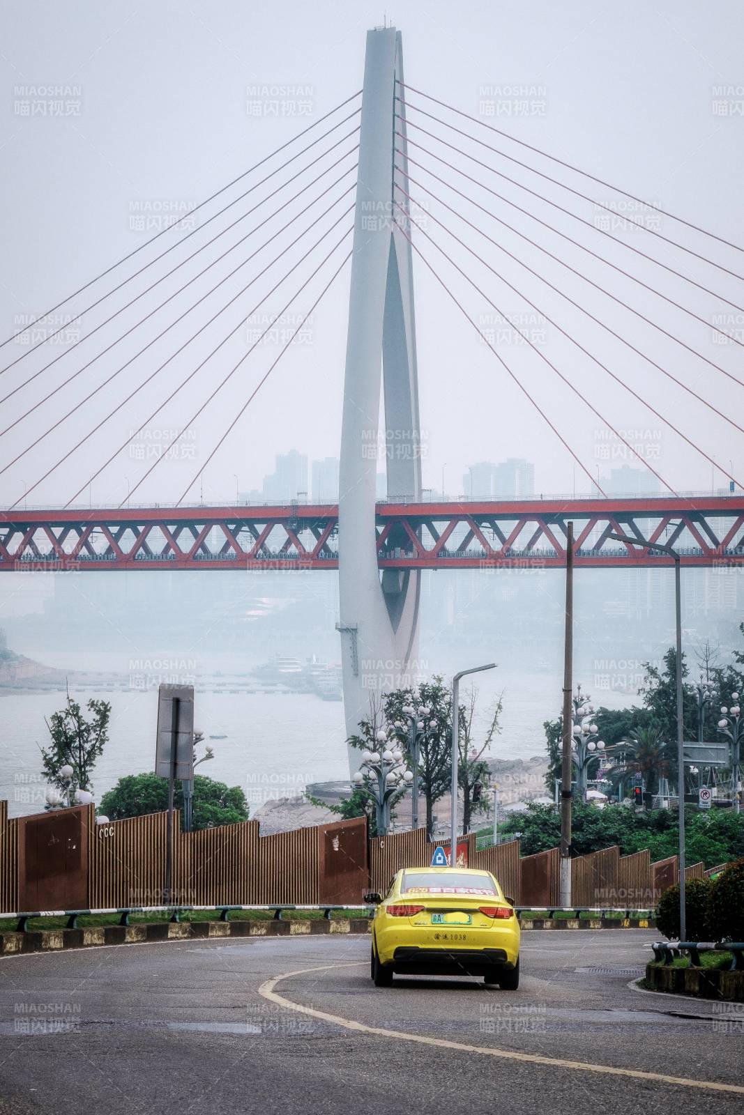 黄出租车驶向大桥图片