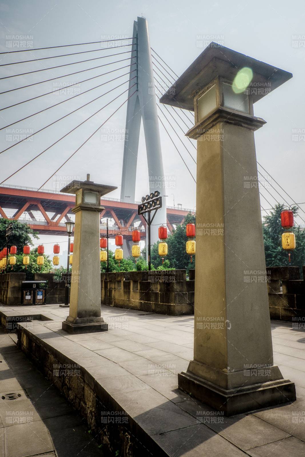 桥畔古韵灯影图片