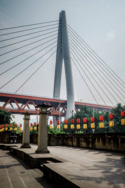 桥畔灯笼映古韵图片