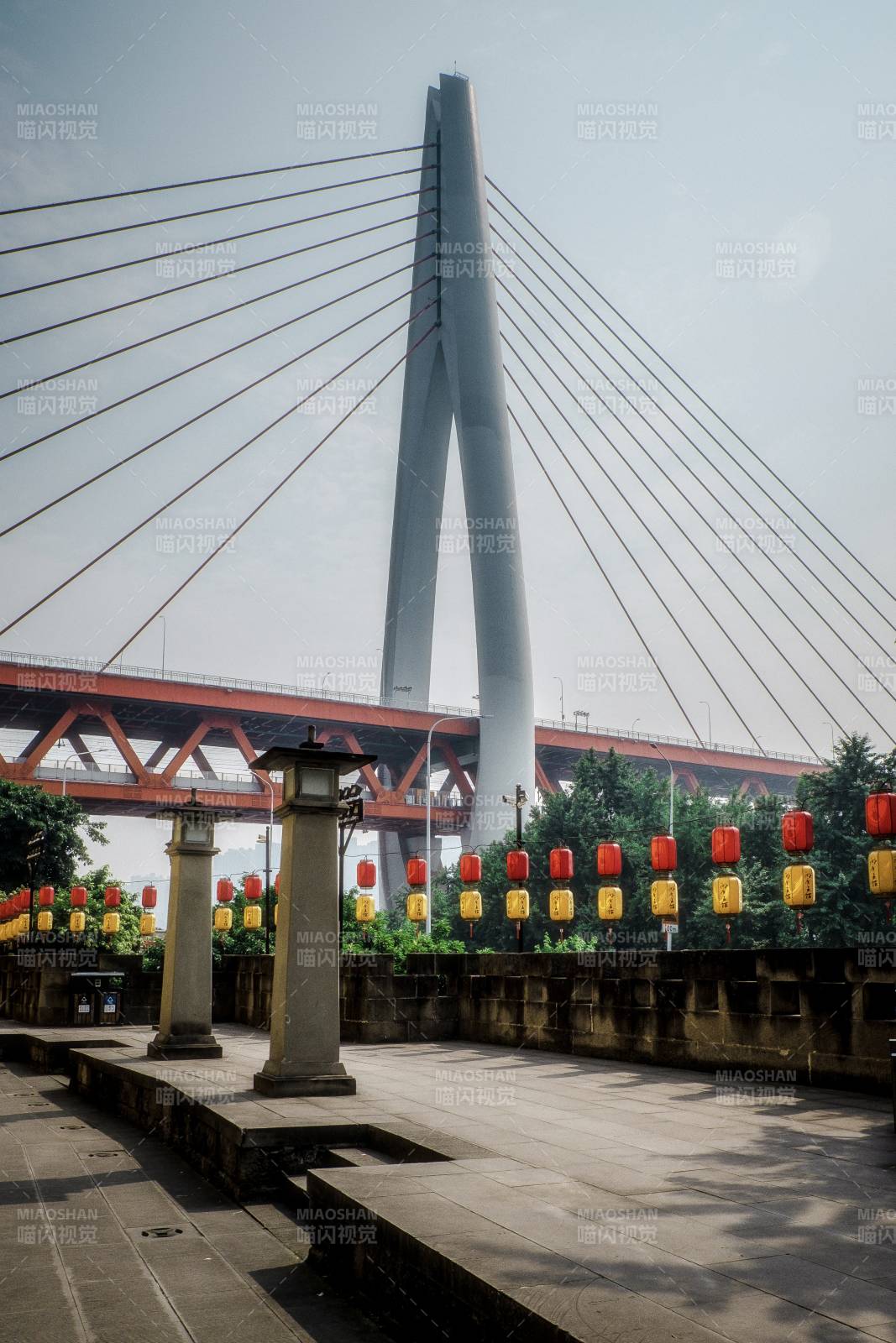 桥畔灯笼映古韵图片