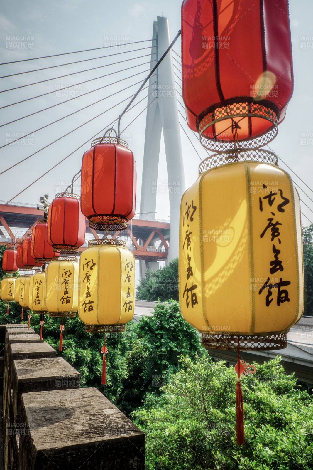 桥畔灯笼映古韵图片