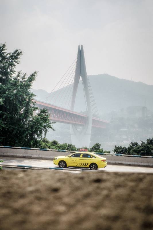 黄出租车与悬索桥图片