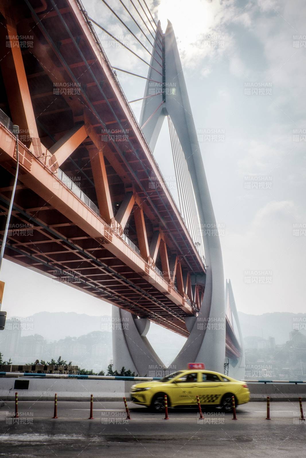 桥下黄色出租车图片