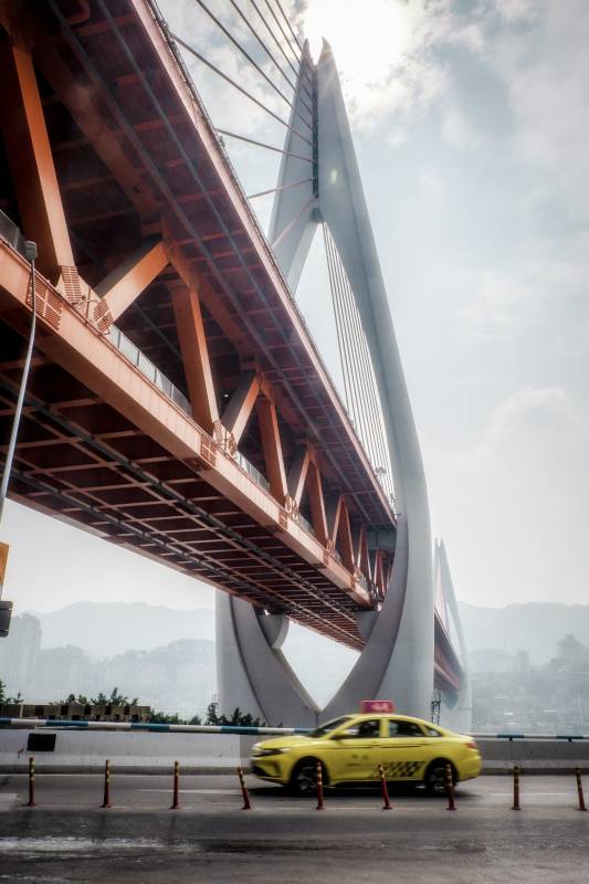 桥下黄色出租车图片