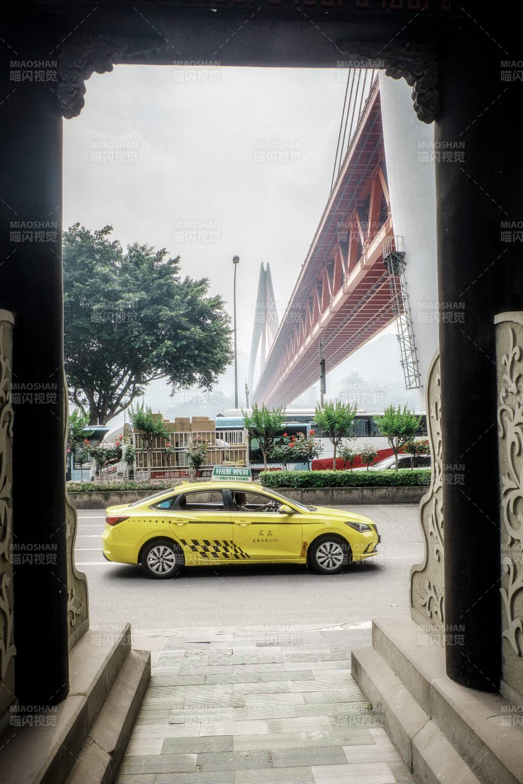 黄出租车与红桥图片