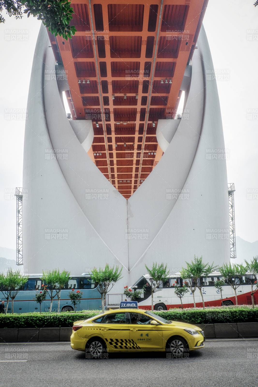 黄出租车与大桥图片