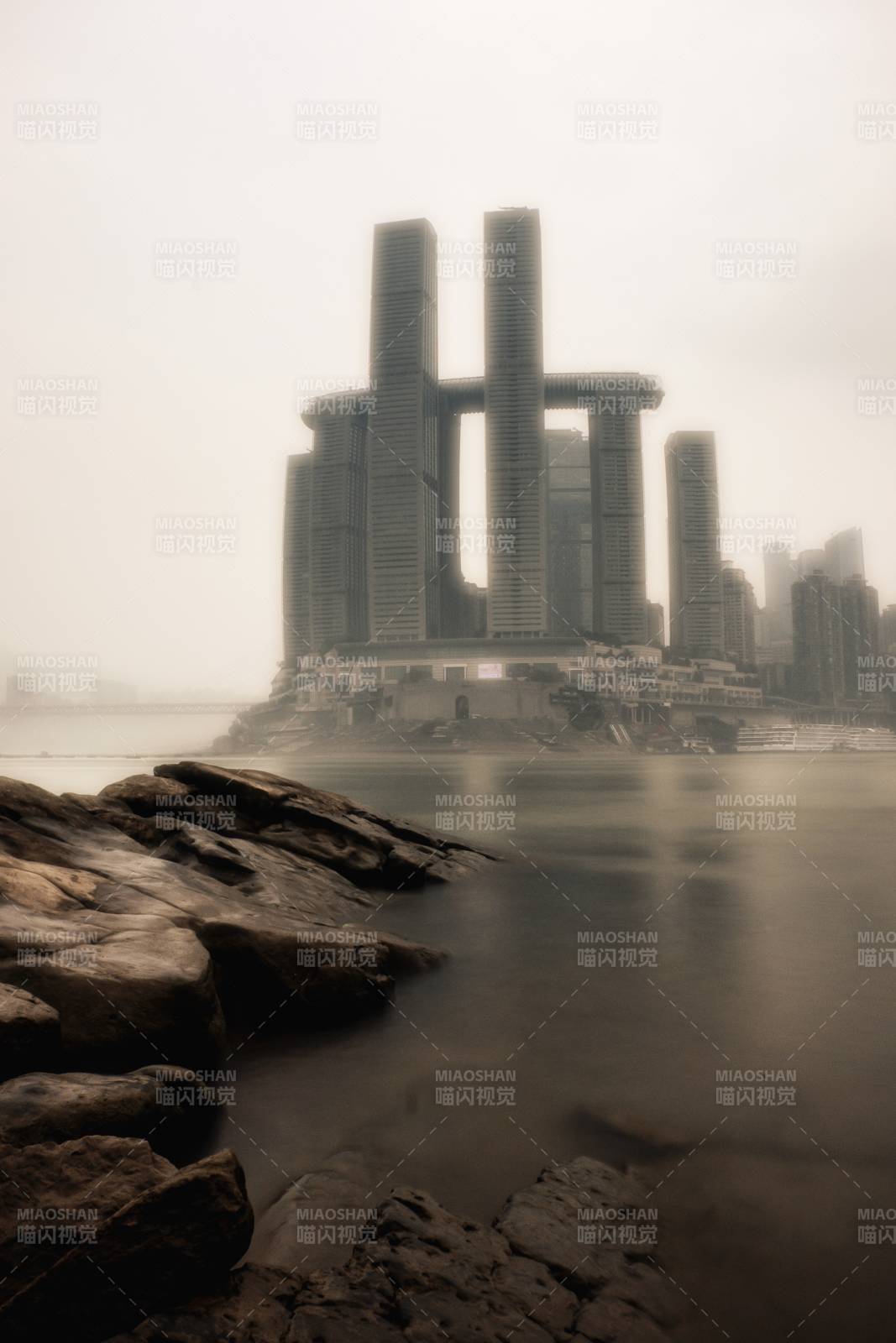 雾中城市天际线图片