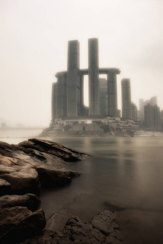 雾中城市天际线图片