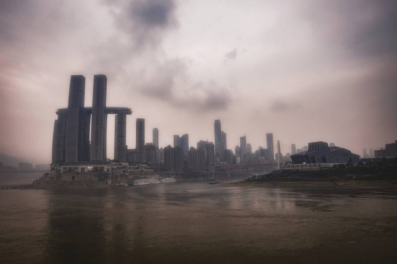 雾中城市天际线图片