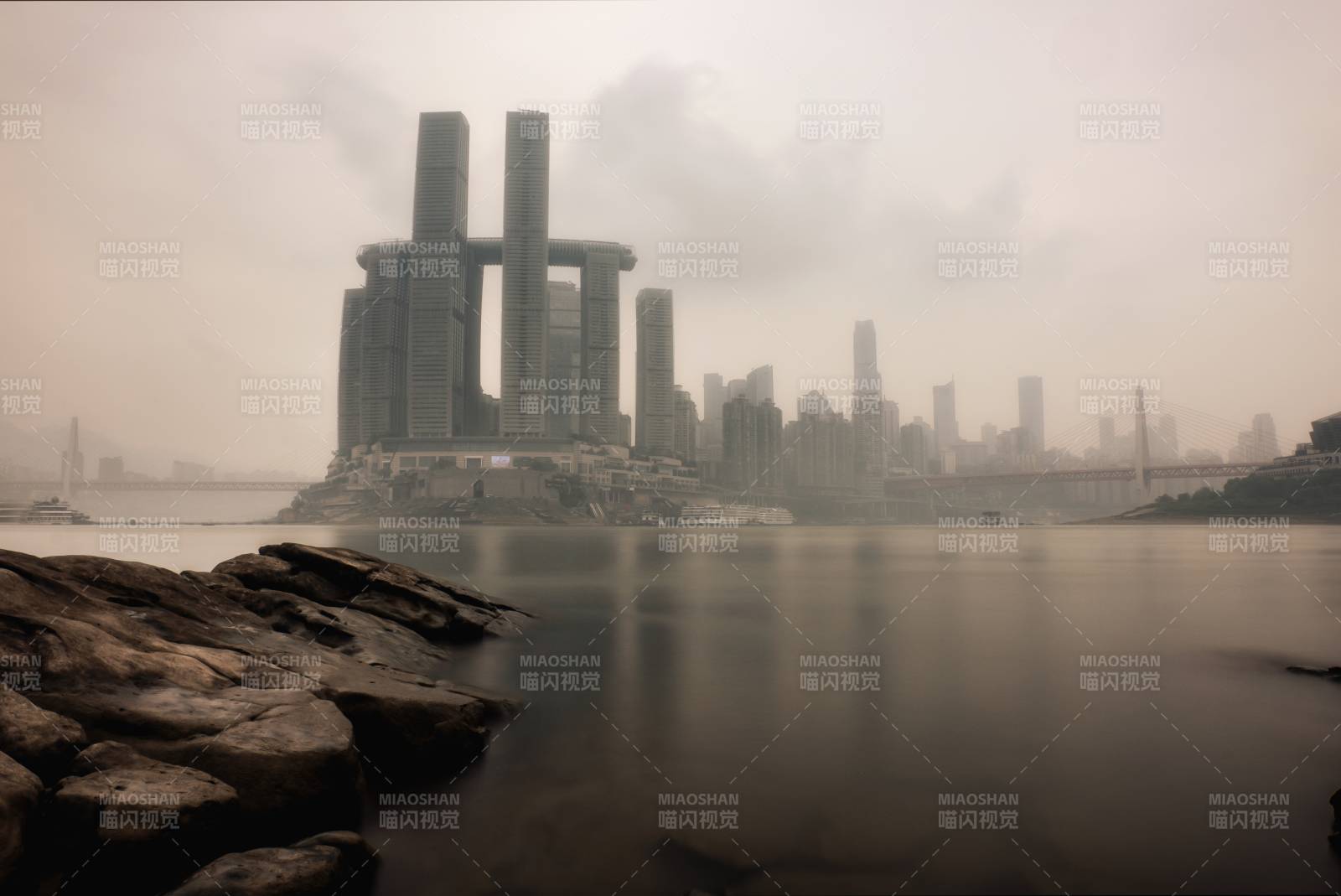 雾中城市天际线图片