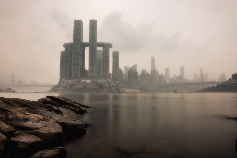 雾中城市天际线图片