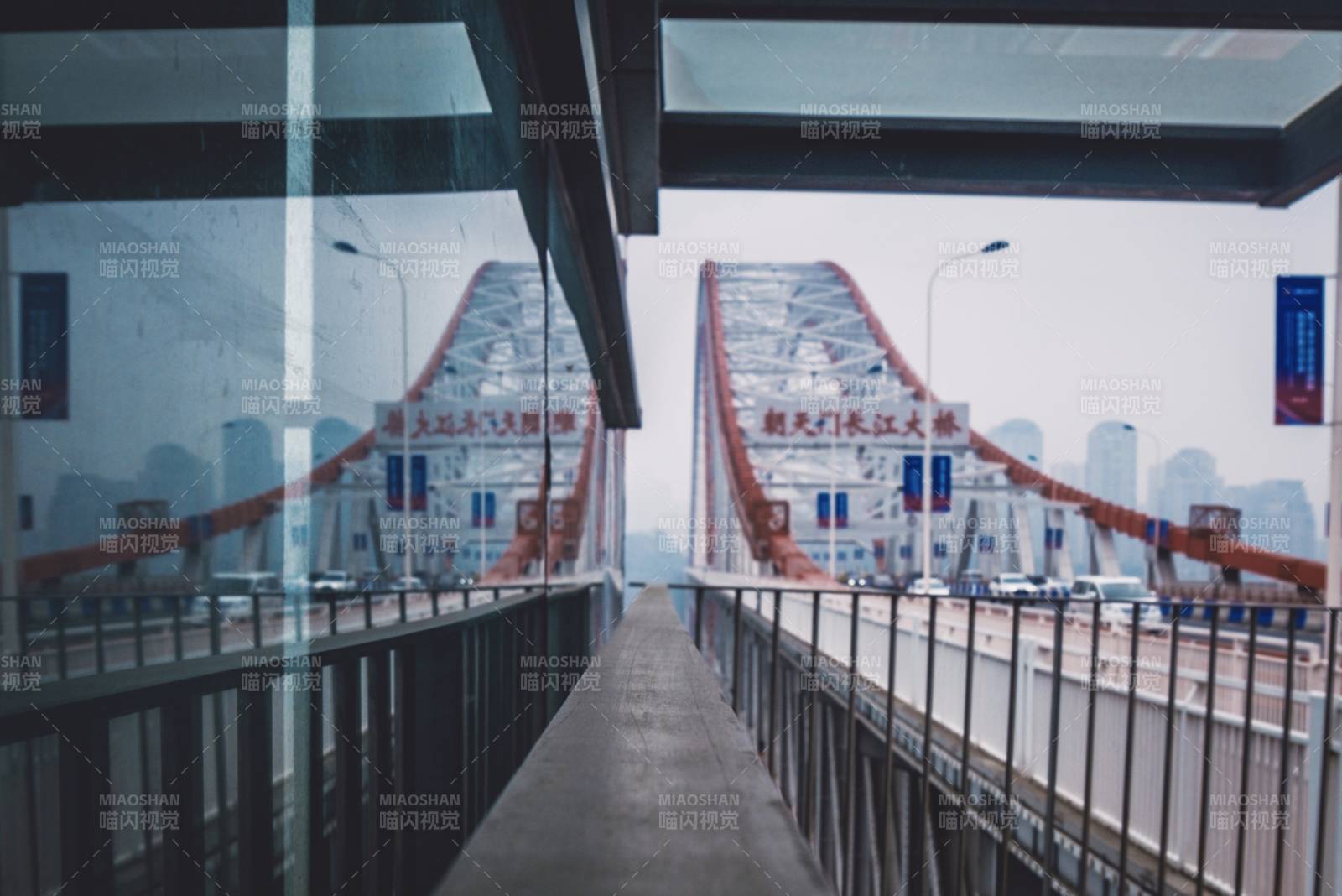 长江大桥的现代视角图片