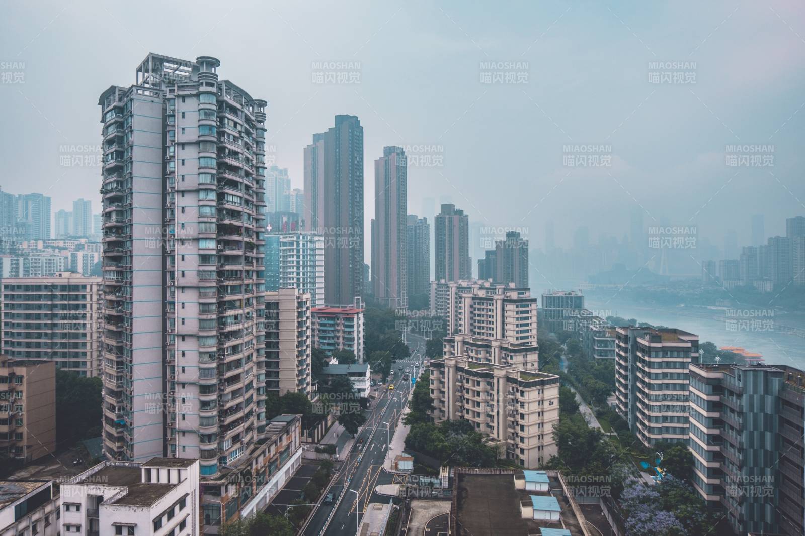 城市高楼与江景图片