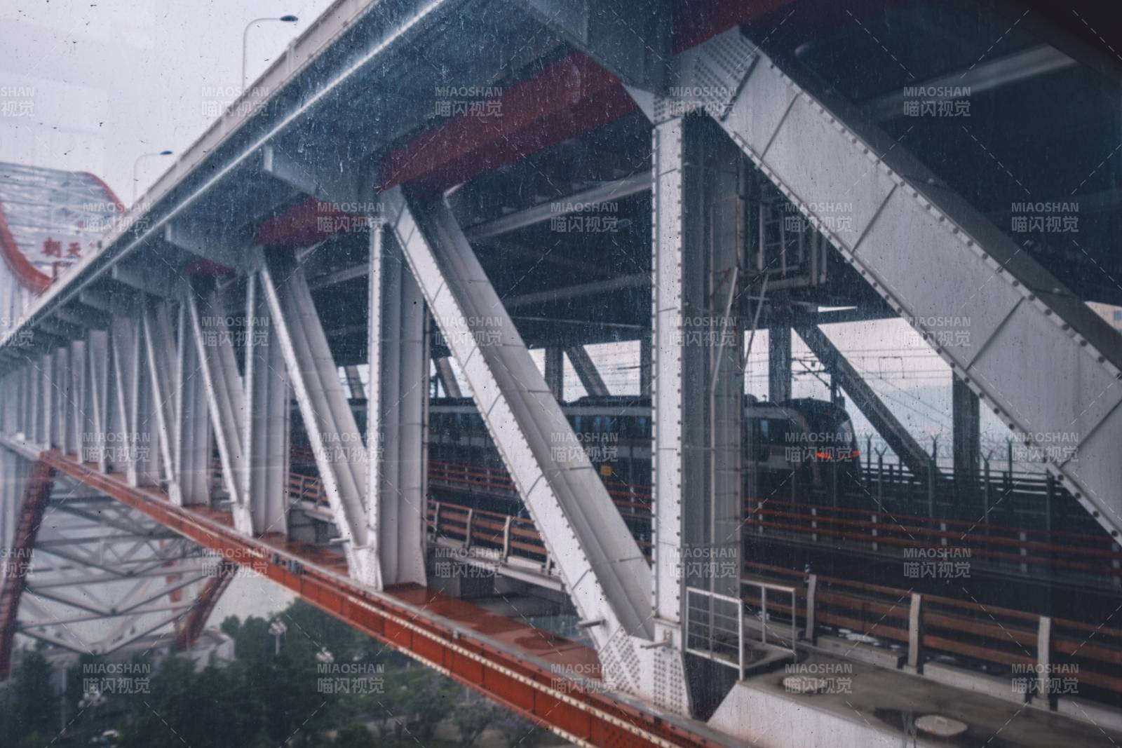 雨中钢铁大桥图片