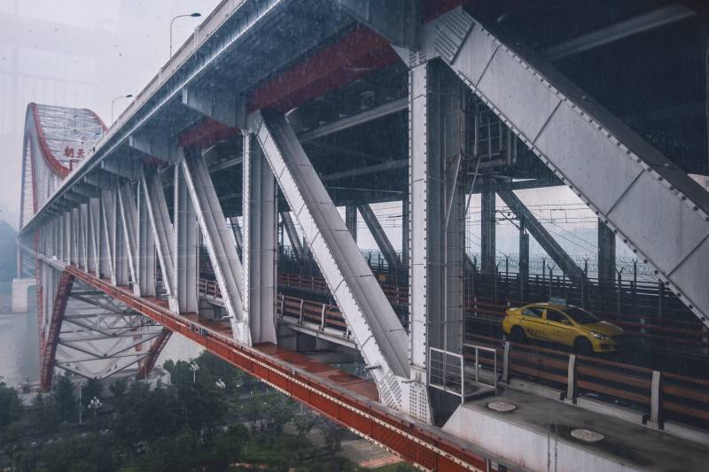 桥下黄色出租车图片