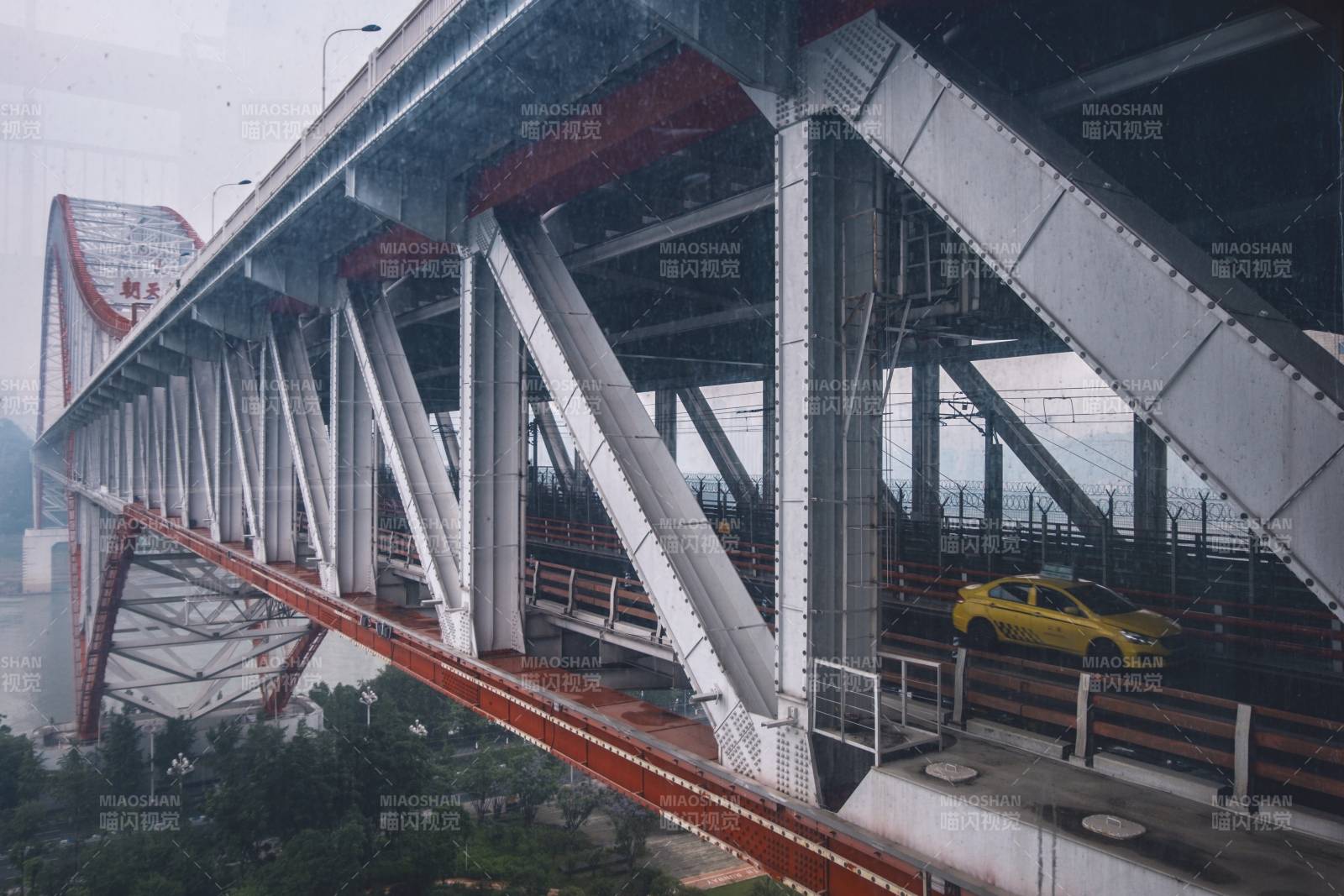 桥下黄色出租车图片