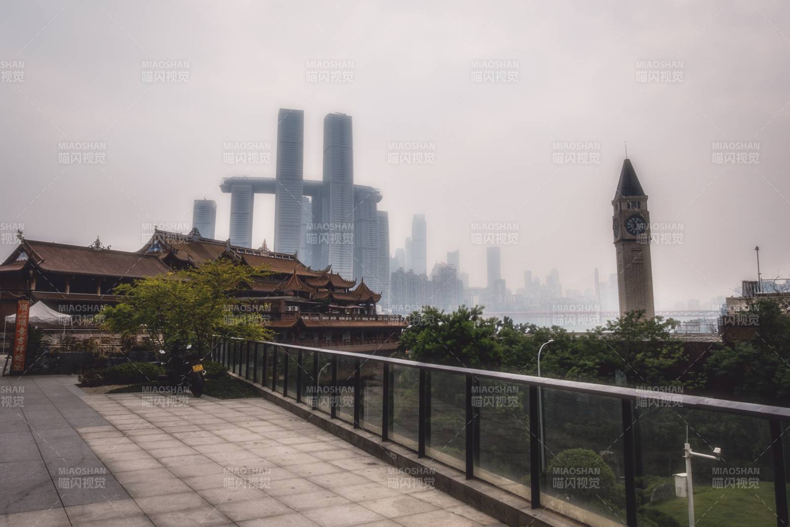 雾中城市与古塔图片