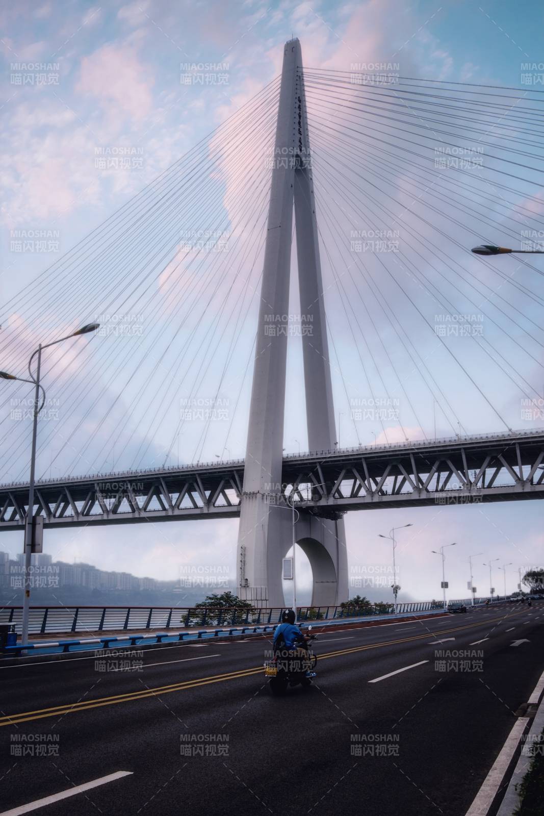 骑车穿越大桥图片