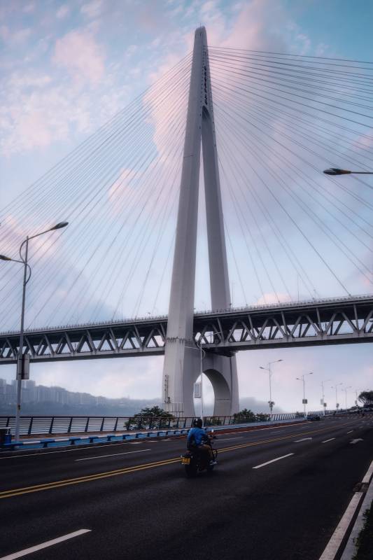 骑车穿越大桥图片