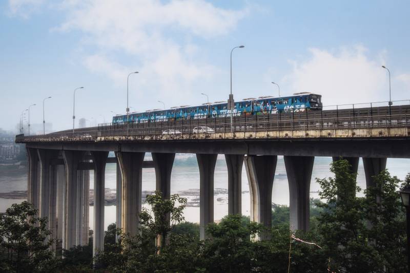 高架桥上的列车图片