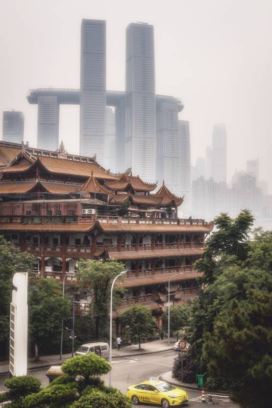 古今建筑交汇的城市景观图片