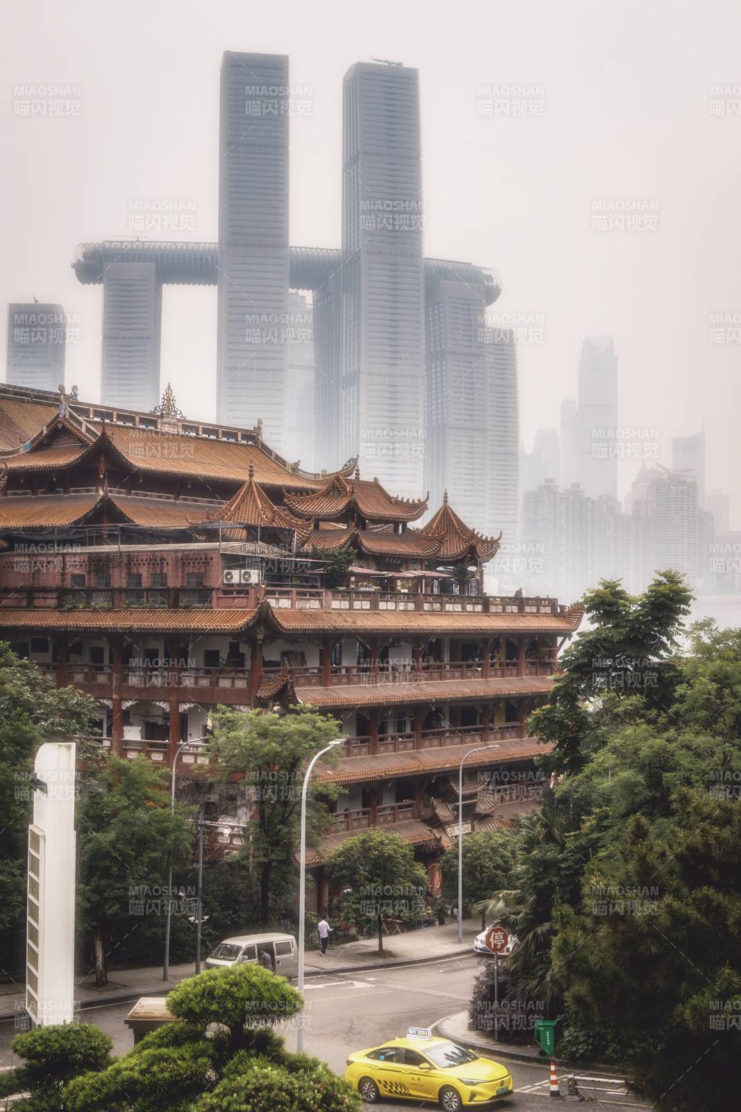 古今建筑交汇的城市景观图片