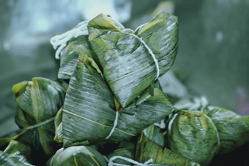 绿叶包裹的美味粽子图片