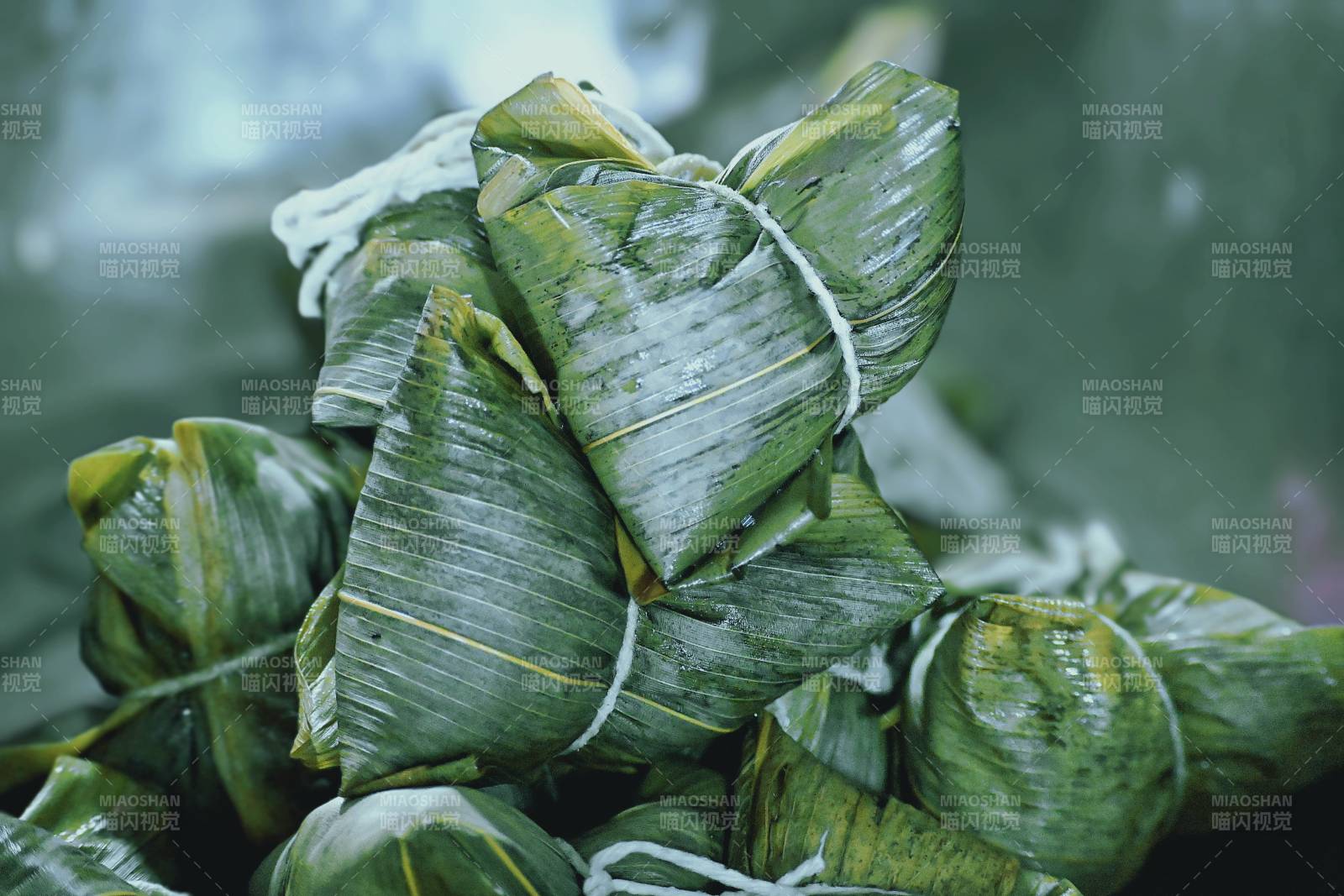 绿叶包裹的美味粽子图片