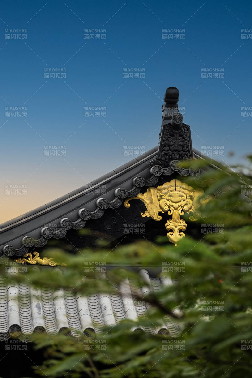 金色装饰的屋顶图片