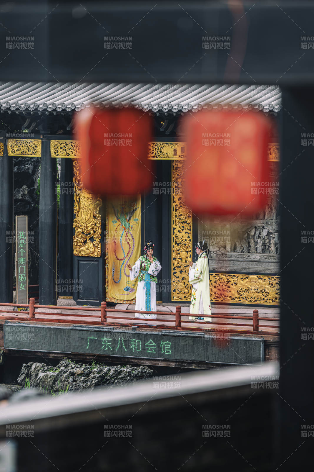 古戏台上的戏曲演员图片