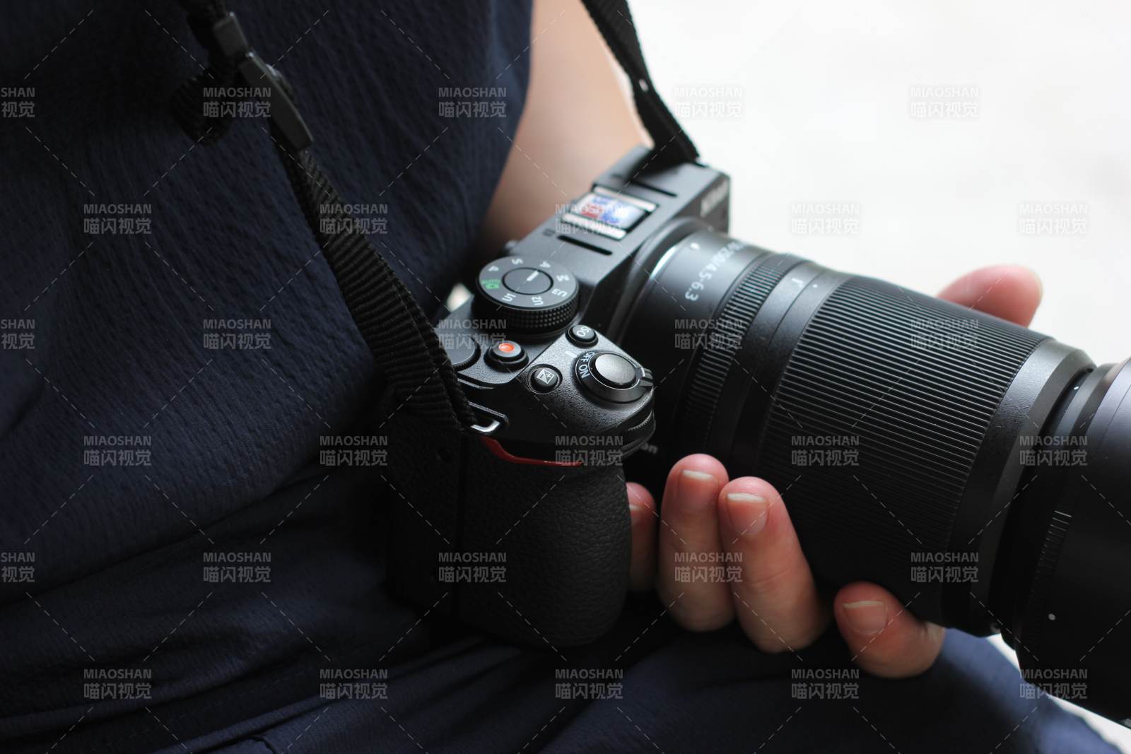 手持专业相机特写图片