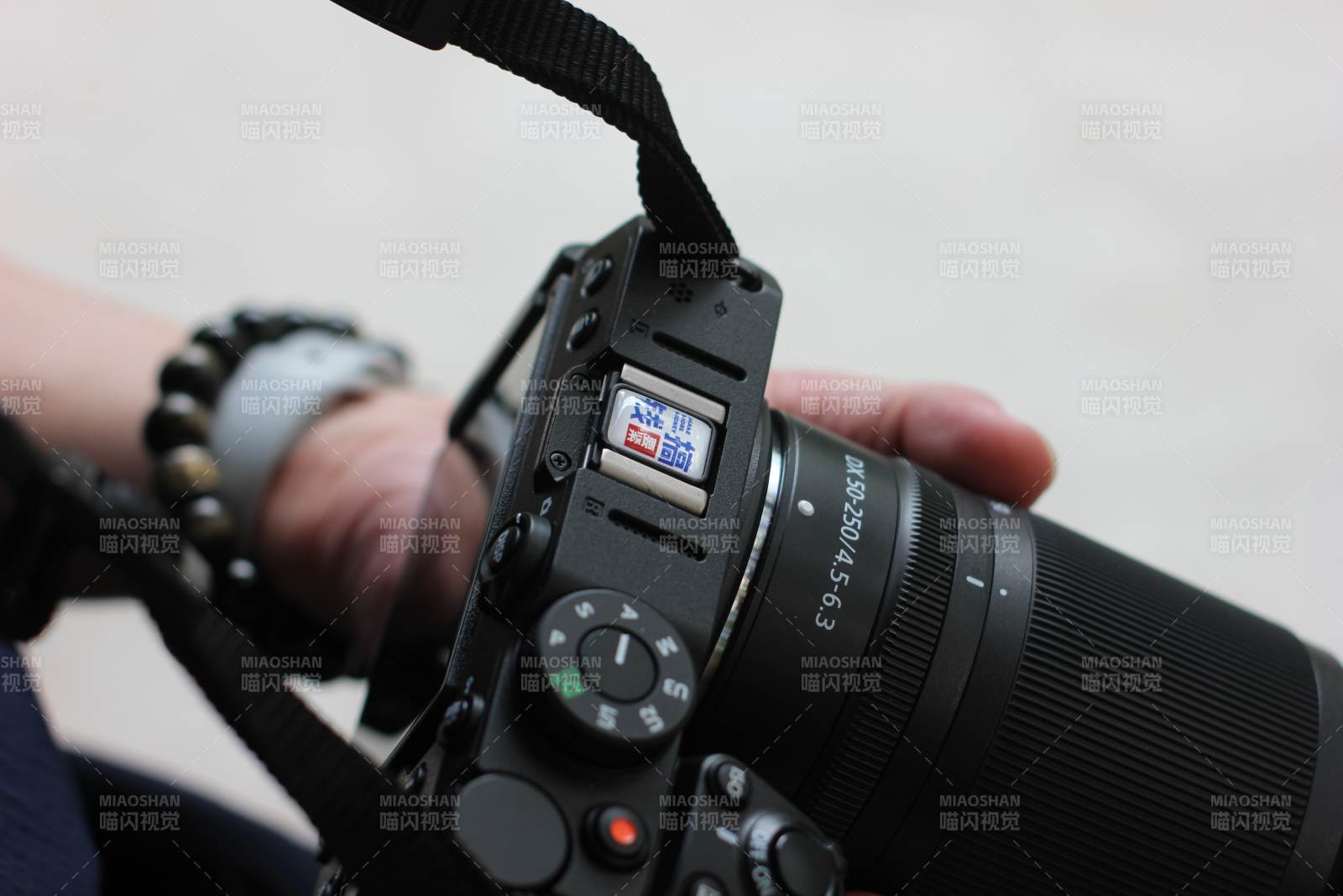手持相机特写图片