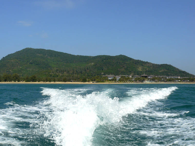 快艇尾波与海岸线图片