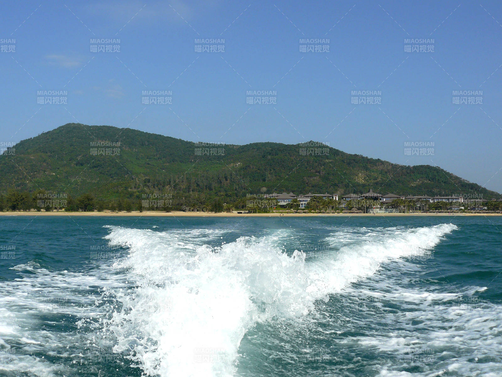 快艇尾波与海岸线图片