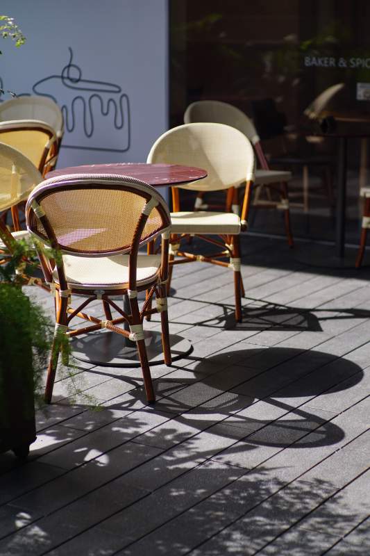 户外咖啡座光影图片