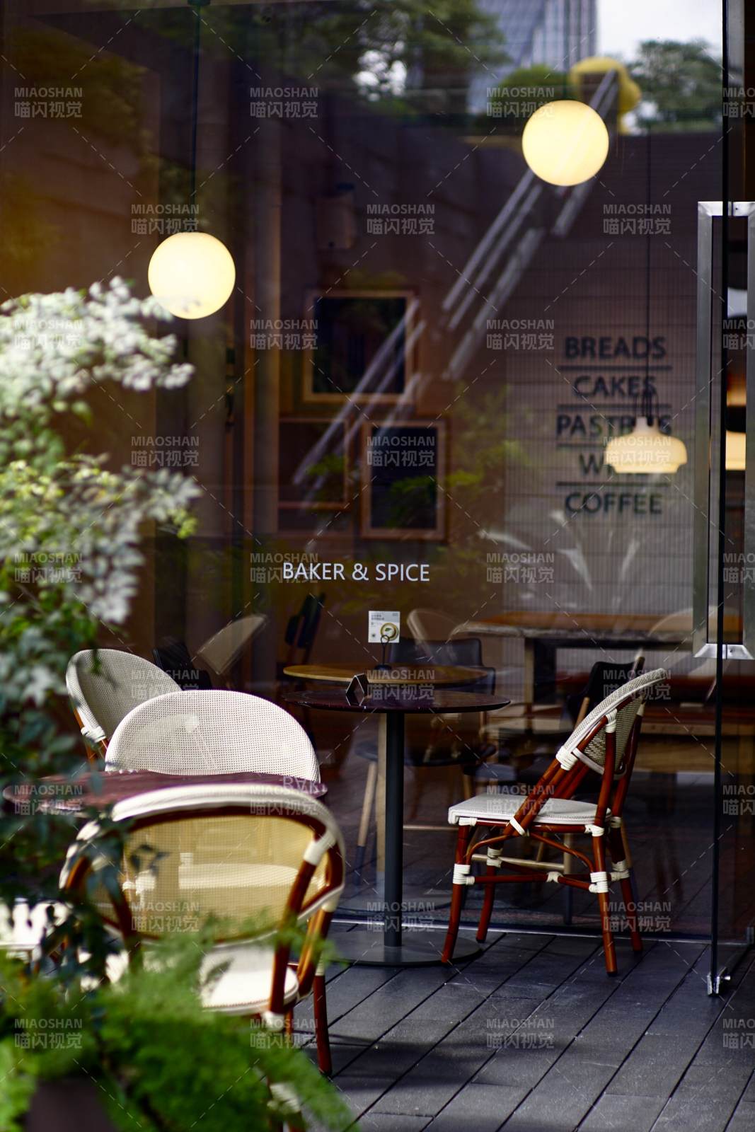 户外咖啡馆的宁静角落图片