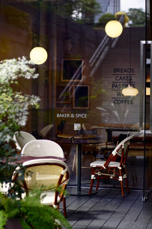 户外咖啡馆的宁静角落图片