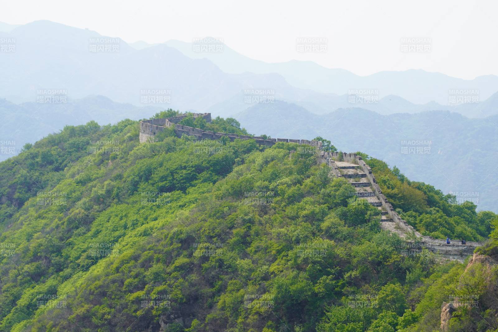 长城蜿蜒于青山之间图片