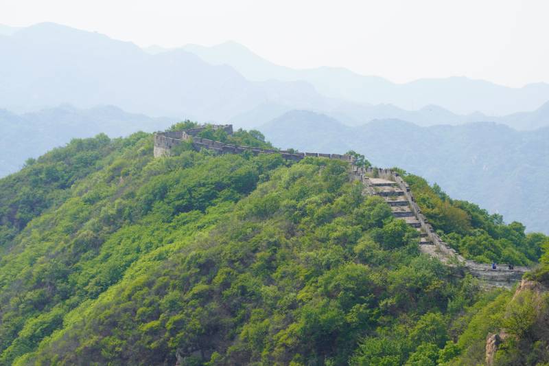 长城蜿蜒于青山之间图片