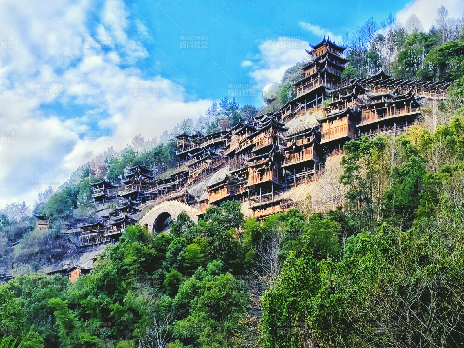 山间古建筑群图片