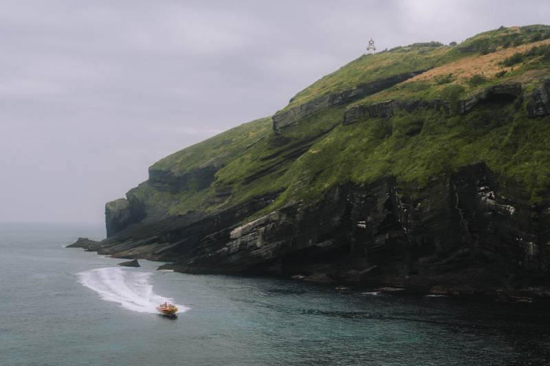 悬崖边的孤独小船图片