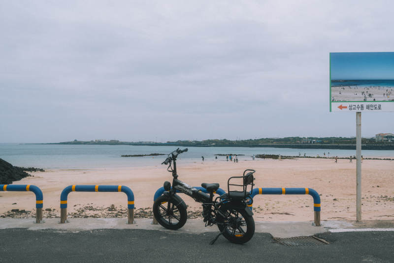 海边的电动自行车图片