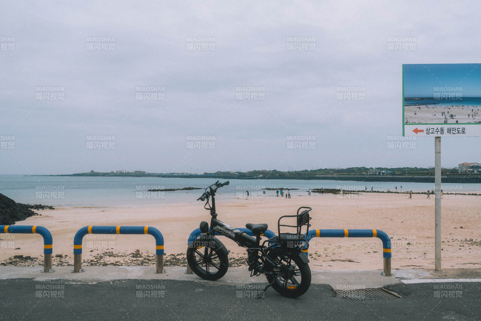 海边的电动自行车图片