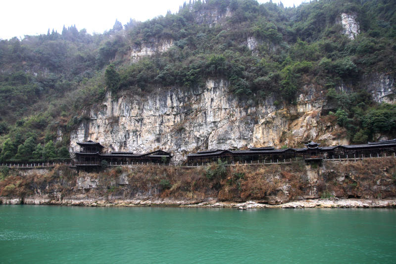 悬崖上的古建筑图片