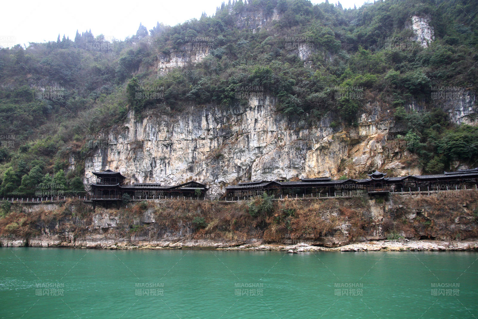 悬崖上的古建筑图片