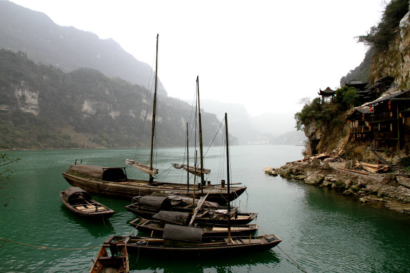 山间江水上的木船图片