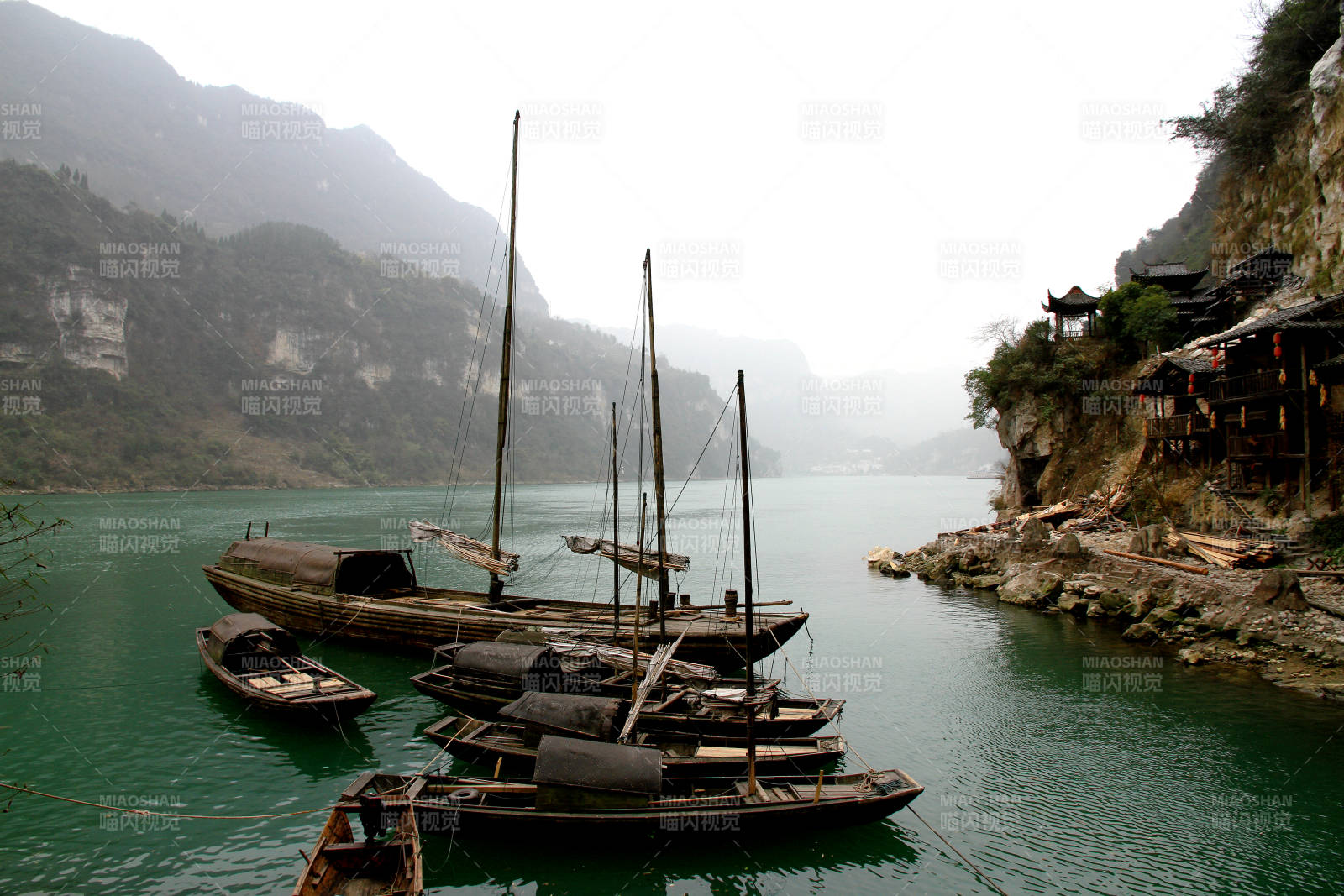 山间江水上的木船图片