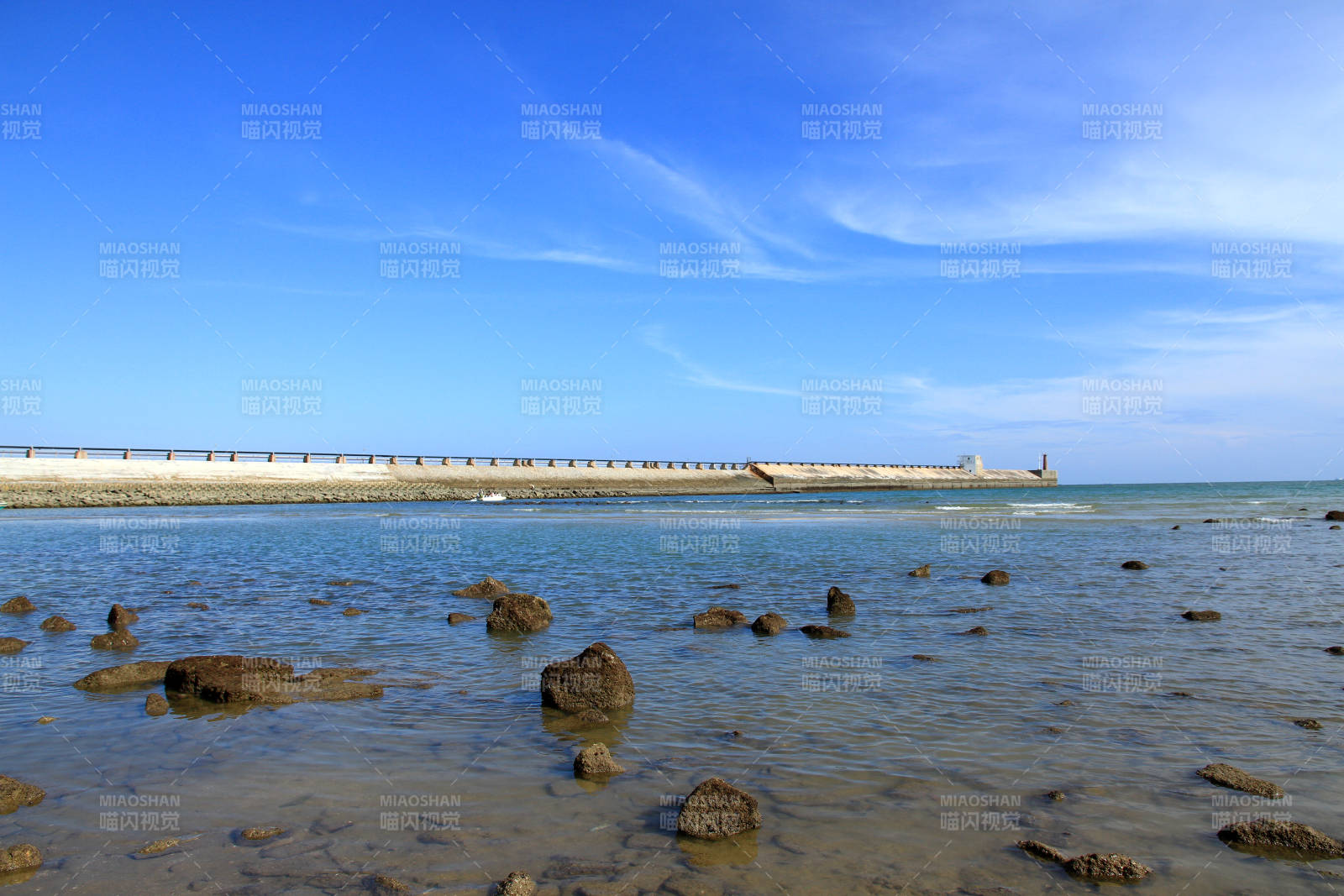 海边的宁静码头图片